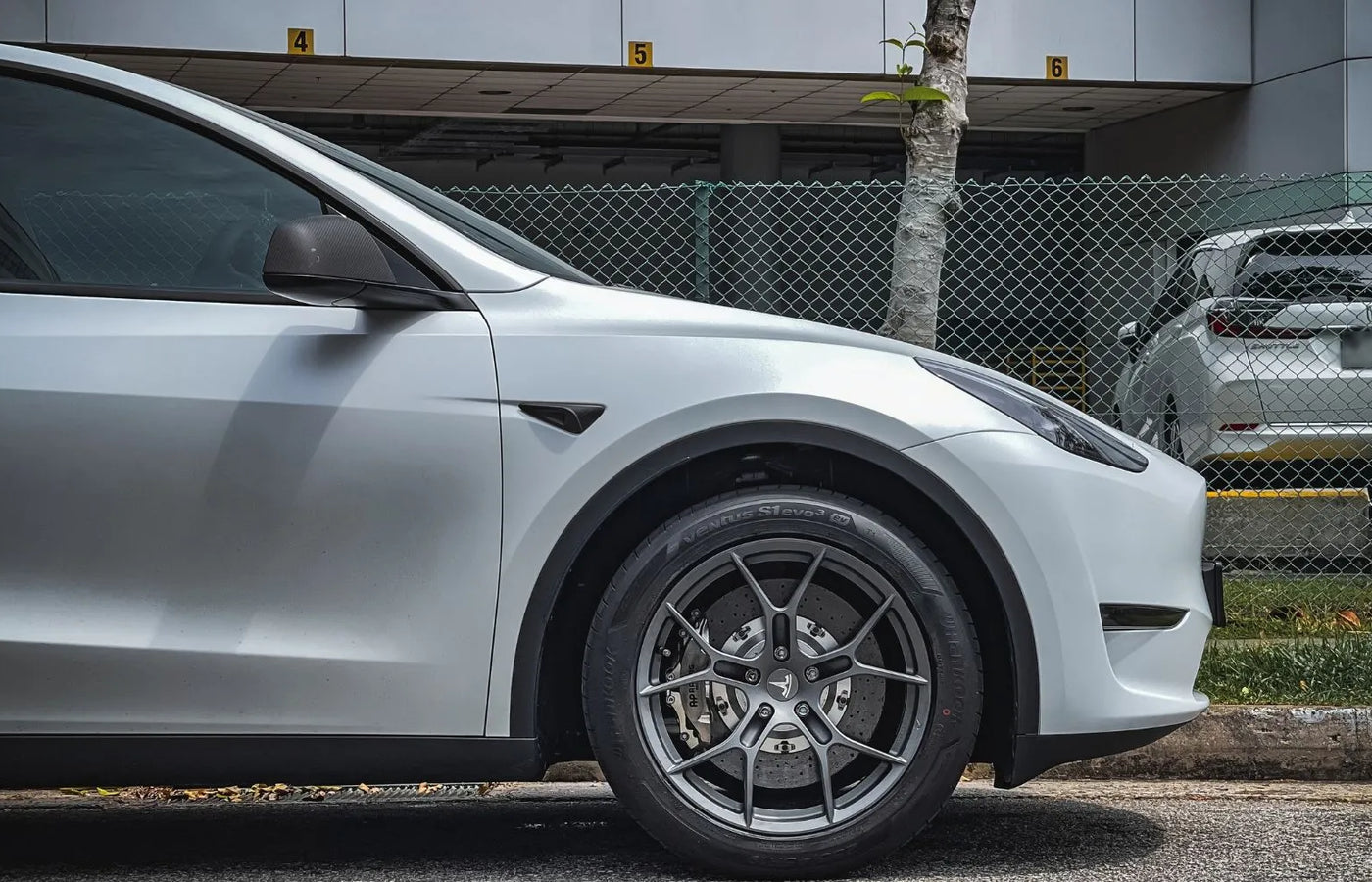 Forged wheel fitted to a heavy electric SUV, illustrating EV wheel load rating requirements