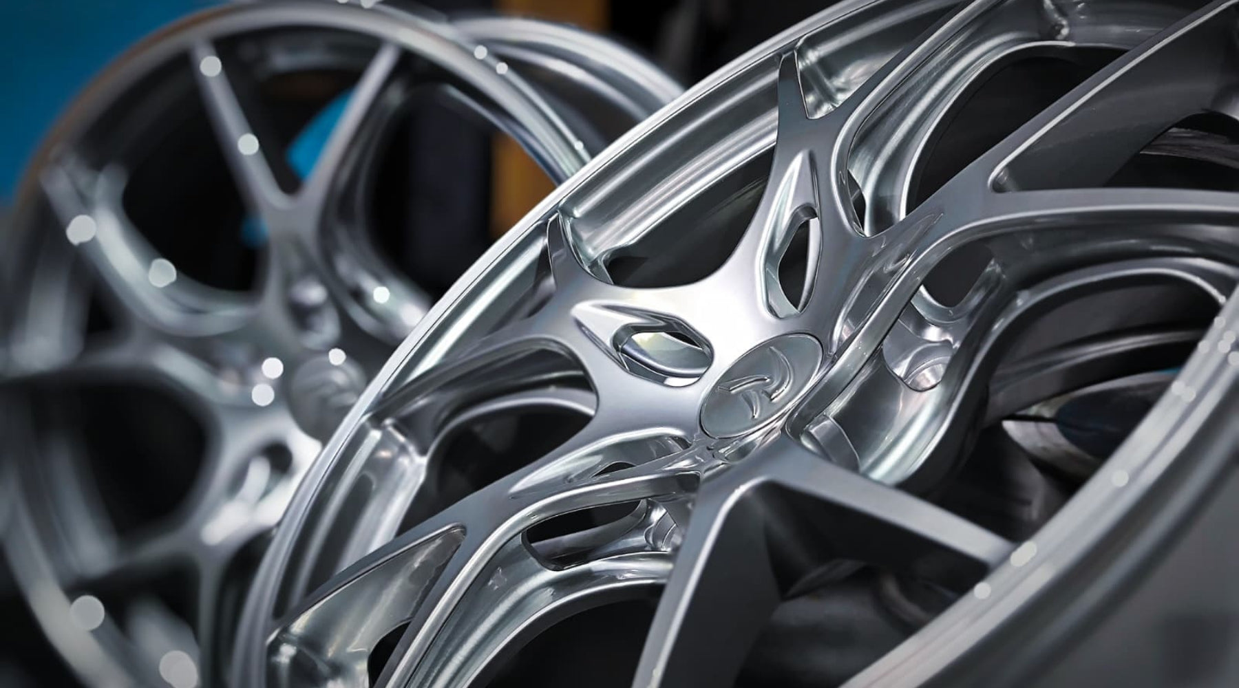 RRT Forged Extreme Series Starlite Close-up of silver alloy car wheels with a brand logo.