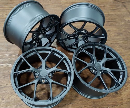 Exclusive premium rims.